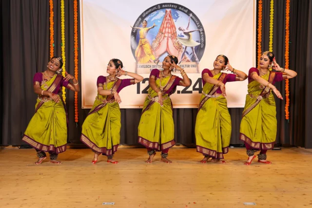 Rückblicke des letzten Kulturfestes 2024 📸

Kulturelle Tänze #bharatanatyam 💃🏾🕉

📷 by @ca7photography

#kulturfest #2024 #tamil #deutsch #kultur #soest #tdksoest #stadtsoest #bharatanatyam #colour #dance