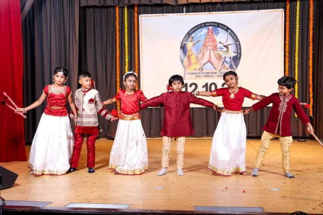 Rückblicke des letzten Kulturfestes 2024 📸

Weitere Gruppen- & Partnertänze 💃🏽🕺🏾

📷 by @ca7photography

#kulturfest #2024 #tamil #deutsch #kultur #soest #tdksoest #stadtsoest #culture #colour #dance